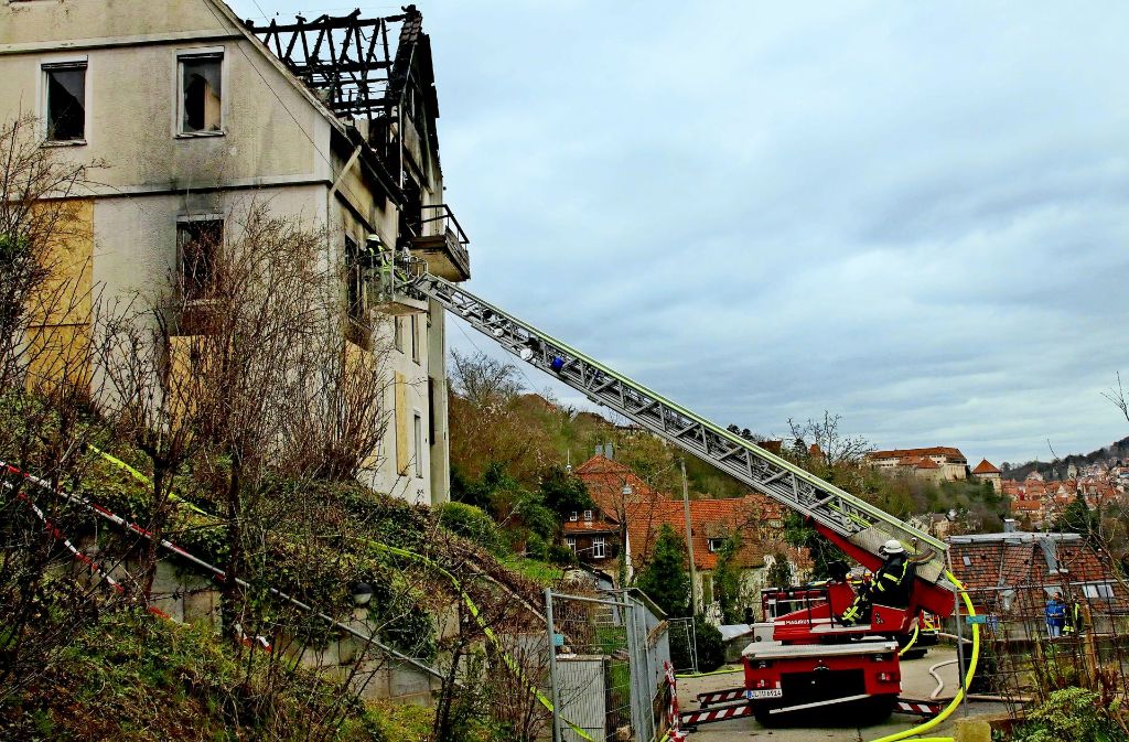 Auch am Tag nach dem Brand durfte die Feuerwehr das Gebäude in Tübinger Halbhöhenlage nicht betreten und musste über die Drehleiter agieren.