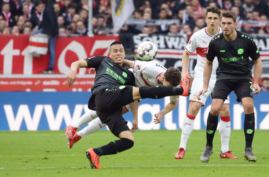In der zweiten Halbzeit gestaltete sich das Spiel ausgeglichener. Der VfB nahm einen Gang raus, 96 wirkte stabiler.