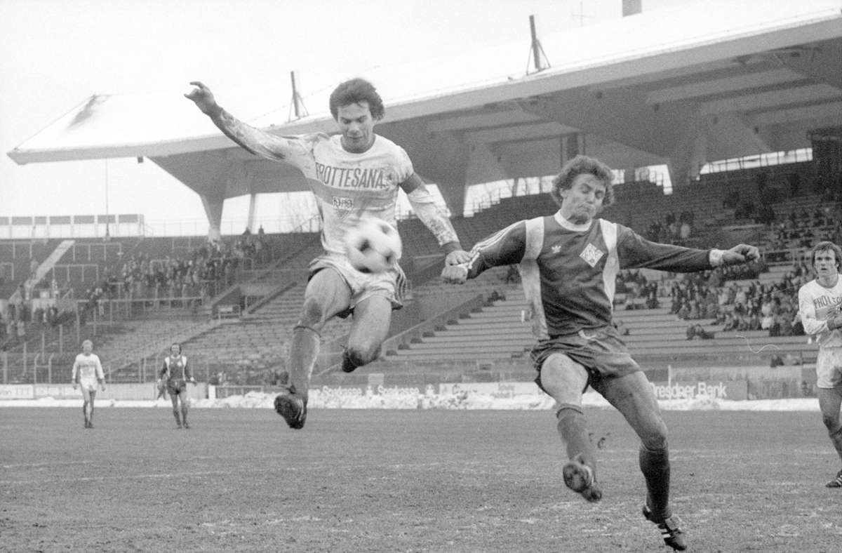 VfB Stuttgart: In den 70er Jahren begannen die Fußball-Bundesligisten, ihre Trikots mit einem Sponsor zu zieren. Beim VfB war das Textilunternehmen Frottesana die Firma der ersten Stunde. Das Bild zeigt Hermann Ohlicher (links) im Spiel gegen den FK Pirmasens im Jahr 1977.