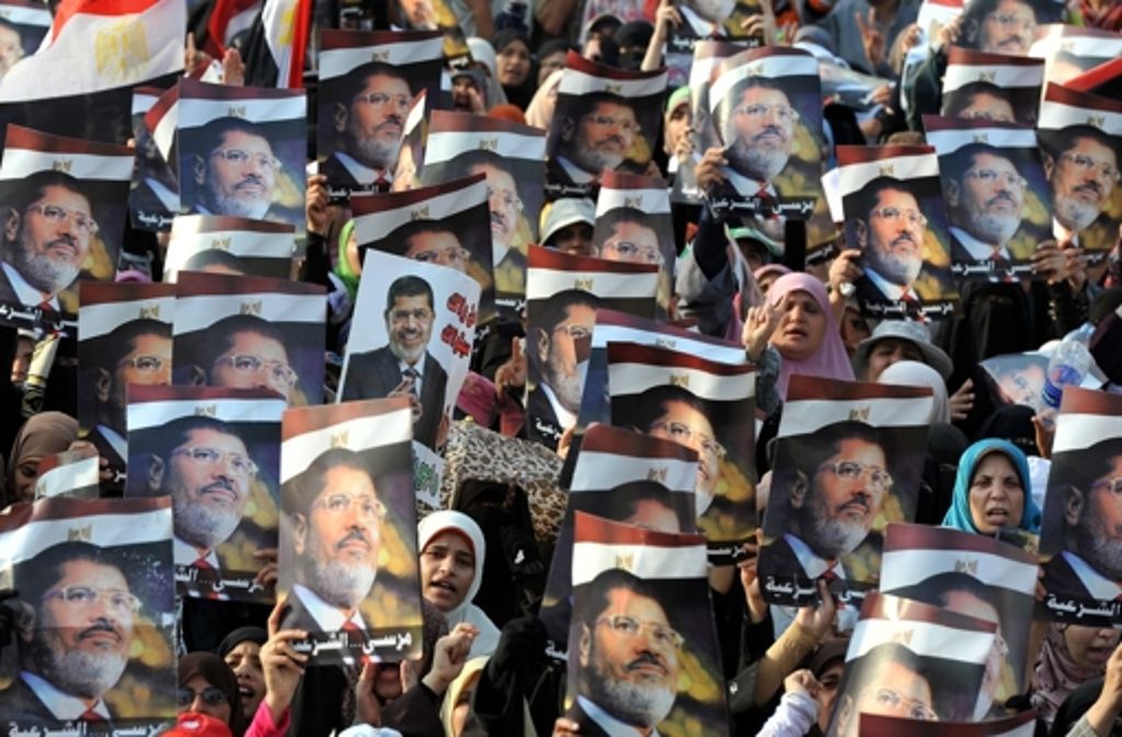 Ein Gericht in Kairo befindet Mursi für schuldig, für die Entführung und Folter von Demonstranten während seiner Amtszeit im Dezember 2012 verantwortlich zu sein. Mursi wird zu 20 Jahren Haft verurteilt. Damit fällt das Urteil milder als von vielen Experten erwartet aus. Eine Anklage wegen Mordes, worauf die Todesstrafe gestanden hätte, wurde fallengelassen.