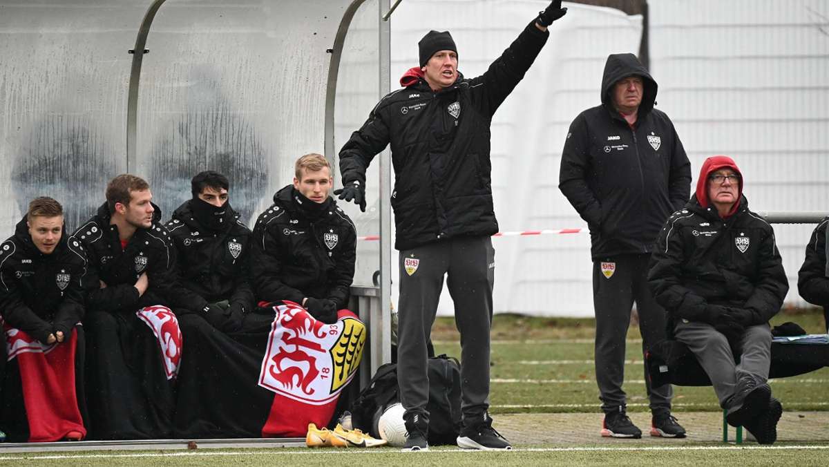 VfB Stuttgart II  entwickelt sich: Trainer Frank Fahrenhorst freut sich über die Lerneffekte