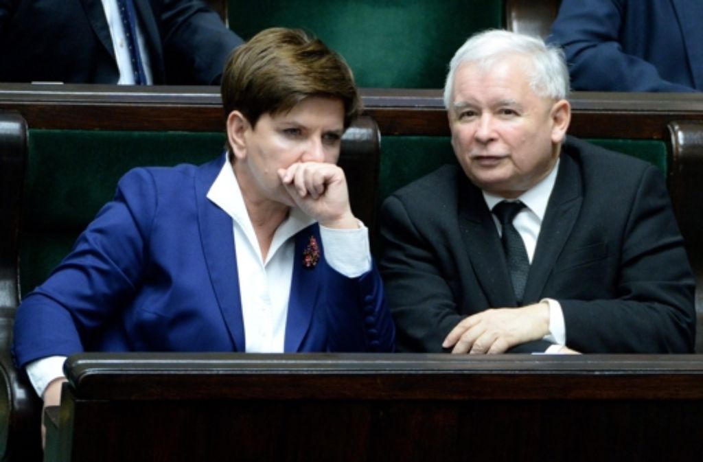 Die Regierungschefin und der Schattenmann: Beata Szydlo und PiS-Chef Kaczynski bei der ersten Sitzung des Parlaments in Warschau nach dem Wahlsieg.