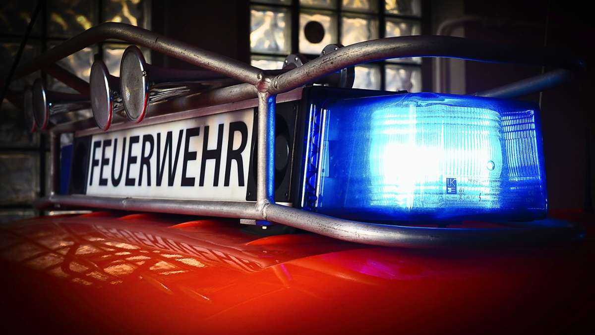  Ein Mann ist am Montag in Plüderhausen in die Rems gestürzt und musste von Einsatzkräften gerettet werden. Laut Polizei war der Verunglückte betrunken. 