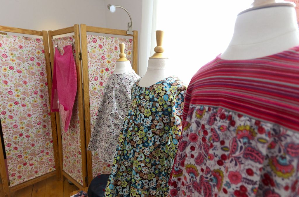 Sogar selbst geschneiderte Mädchenkleider mit verträumten Mustern werden in der Ausstellung angeboten . . .