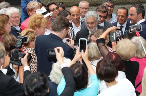 Umringt von Bewunderern: Plácido Domingo bei seiner Ankunft in Salzburg Foto: AFP
