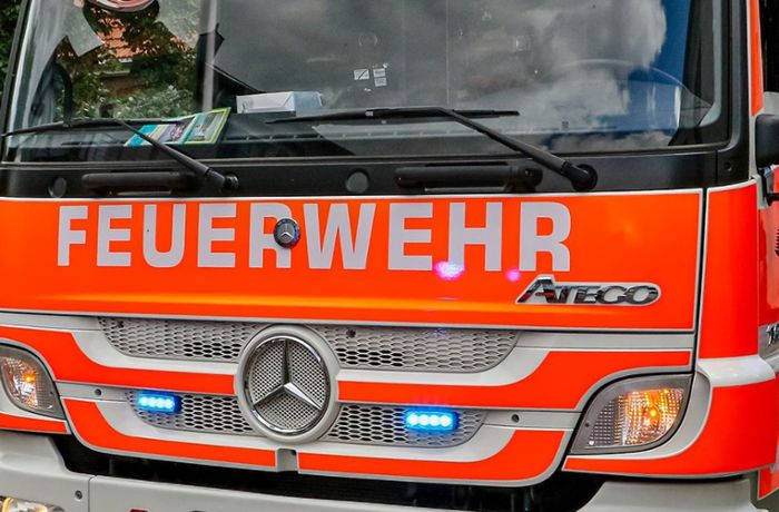 Leinfelden-Echterdingen: Fahrzeug brennt wegen technischem Defekt aus