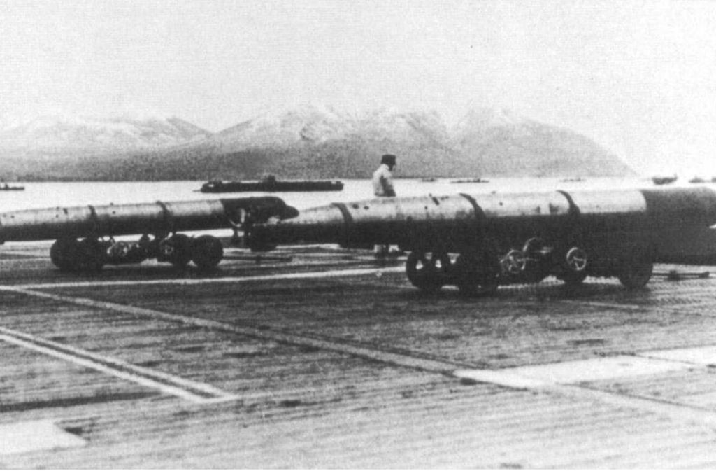 Typ-91-Flugzeugtorpedos stehen 1941 auf dem Flugdeck der Akagi zur Montage auf Transportwagen bereit.
