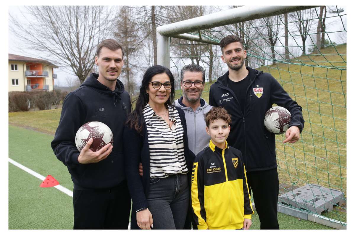 Der Nachmittag wird in Erinnerung bleiben: Elia Pellerito (2.v.r.) mit den VfB-Profis Pascal Stenzel (links) und Fabian Bredlow (rechts) sowie seinen Eltern Francesca und Vincenzo.