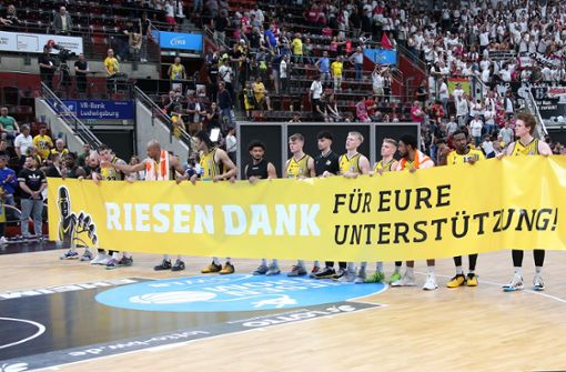 Die Spieler bedanken sich bei den Fans. Foto: Pressefoto Baumann/Alexander Keppler