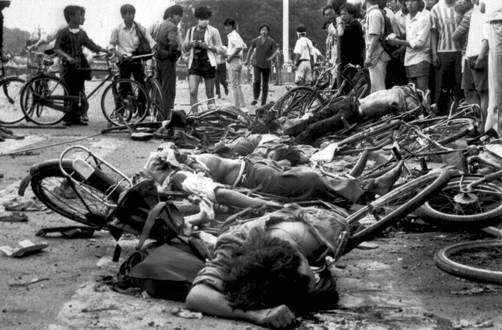 Leichen am Morgen des 4. Juni nahe dem Tiananmen-Platz. Die genaue Zahl der Opfer ist bis heute unklar, die Schätzungen schwanken zwischen 200 und mehreren Tausend.