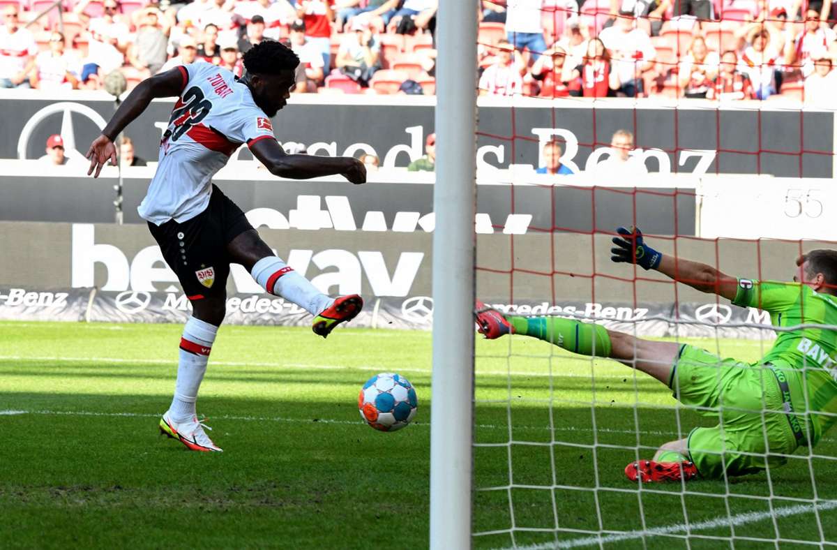 Der VfB holt durch Orel Mangalas Tor in der 38. Minute zum 1:2 auf ...