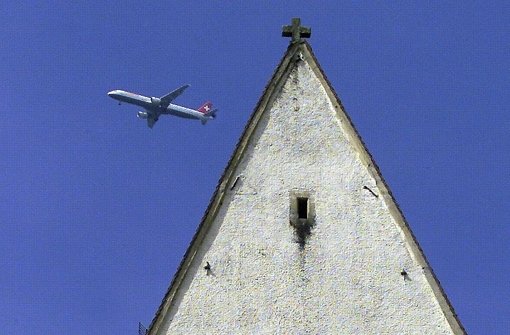 Der Kirchturm in Hohentengen – und ein Jet im Anflug auf Zürich Foto: dpa