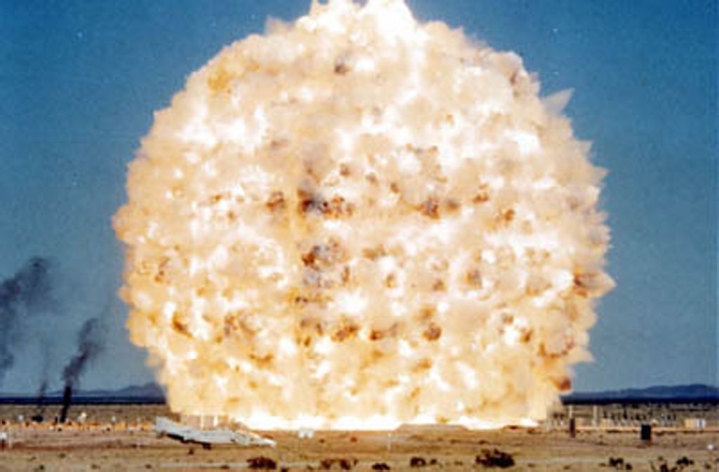 27. Juni 1985 – Minor Scale: 4744 Tonnen Anfo (ein Gesteinssprengstoff) wurden bei White Sands in New Mexiko zur Explosion gebracht, um die Detonation einer Nuklearwaffe zu simulieren. Sprengkraft: 3795 Tonnen TNT.