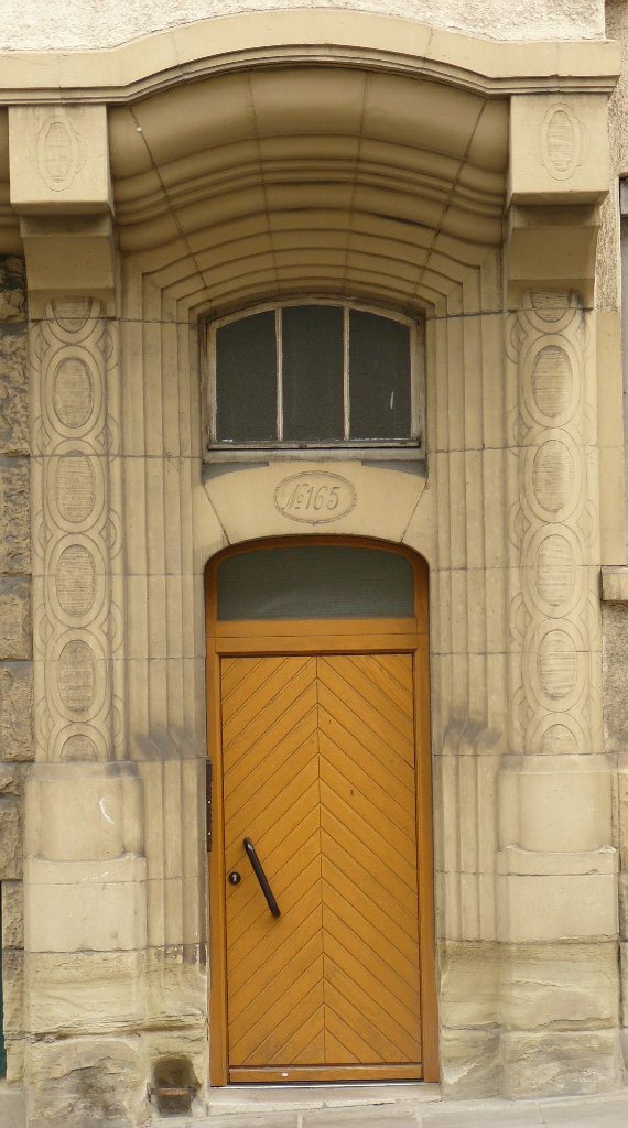 Mächtiger Überbau: Eingang am Eckhaus Libanon-/Schwarenbergstraße.