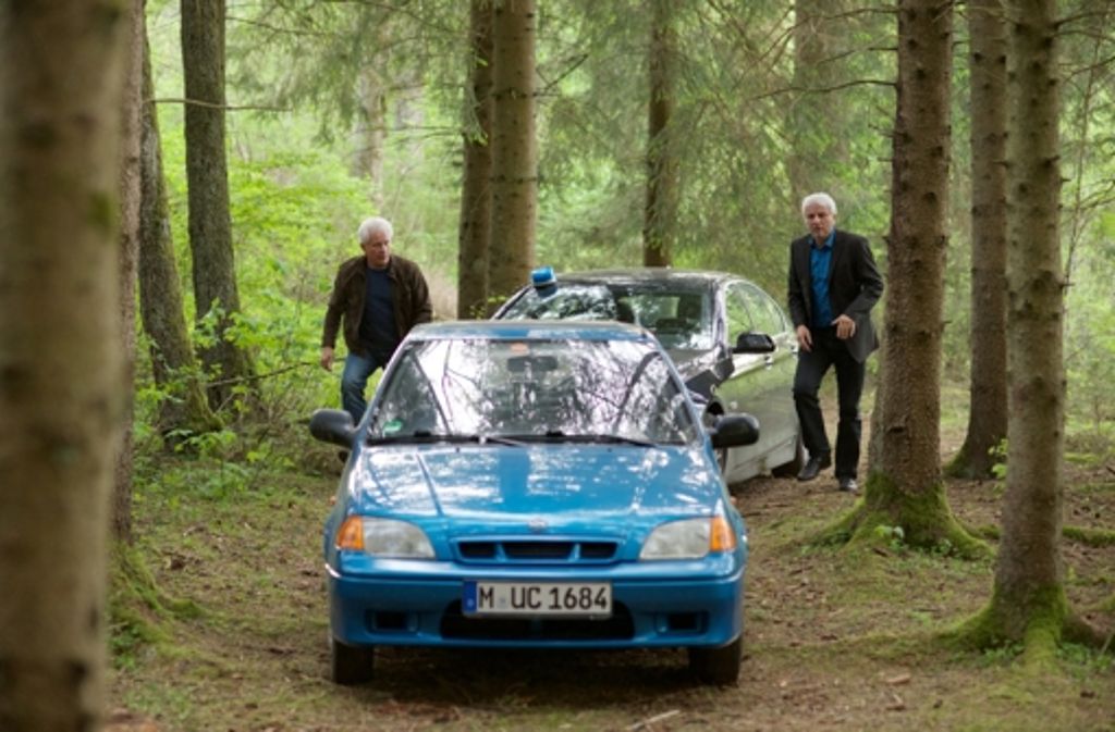 Die Ermittler finden Emmas Auto im Wald.