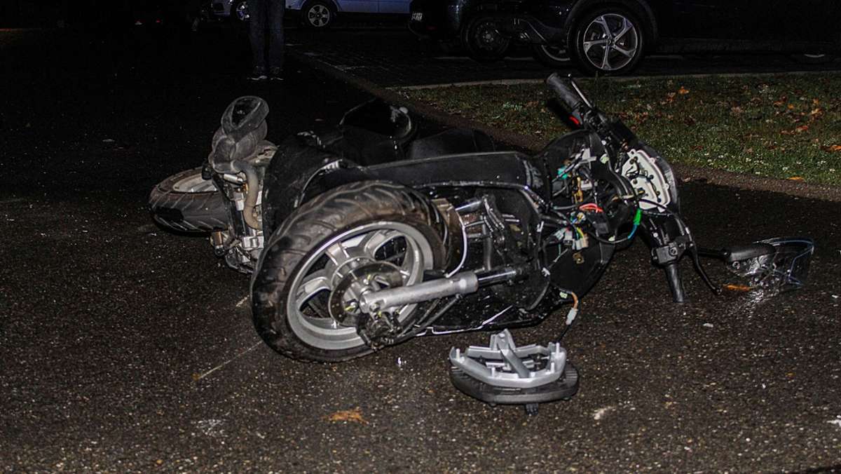 Motorradunfall in Sindelfingen: Smart-Fahrer missachtet Vorfahrt – Biker und Sozius schwer verletzt