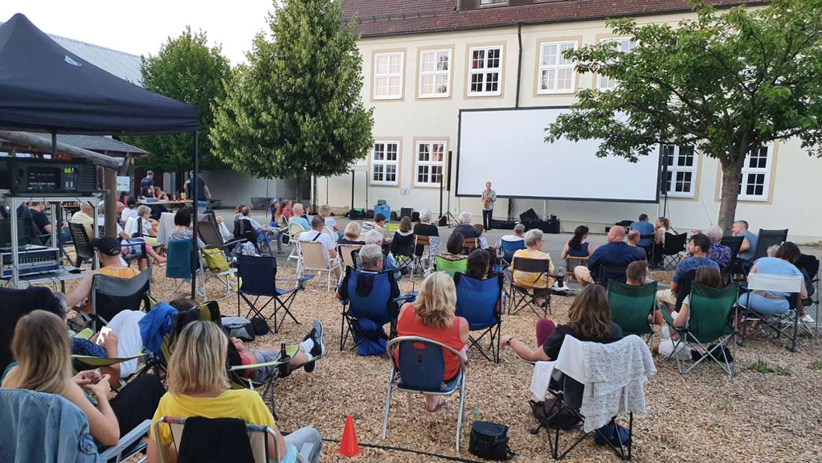 Kino im Schulhof Altdorf: 80 Gäste lassen sich Film und Leckerlis nicht entgehen