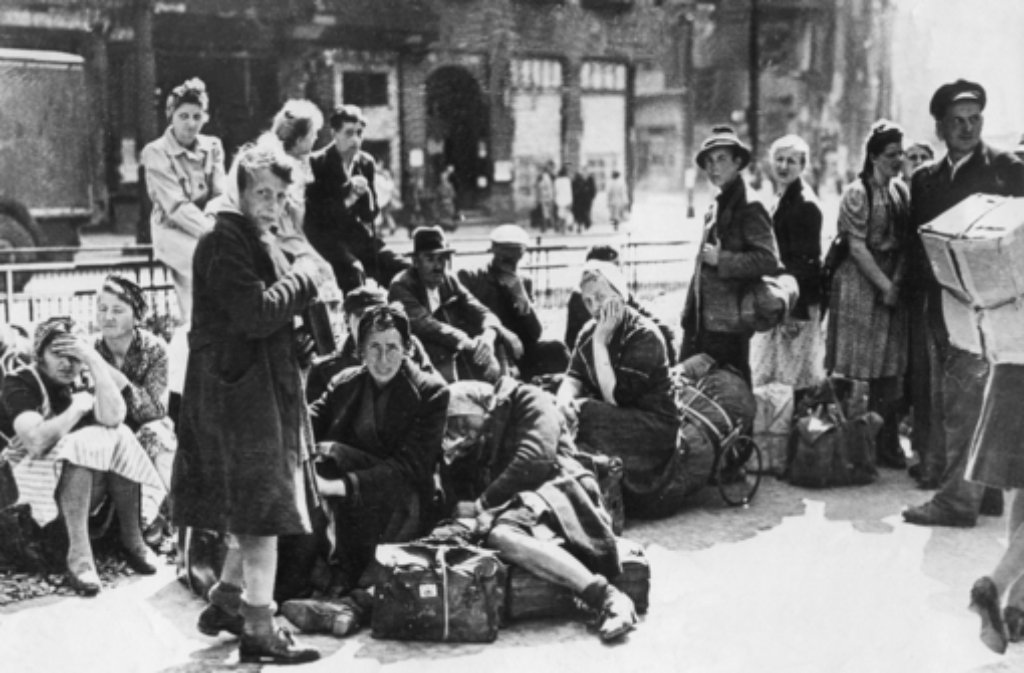 Flüchtlinge warten 1945 in Berlin auf ihren Abtransport.