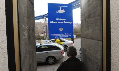 Schilder weisen am Hauptbahnhof auf die Überwachung hin.Die Polizei muss mit Schildern am Bahnhof auf die Videoüberwachung für die Baustelle hinweisen. Foto: dpa
