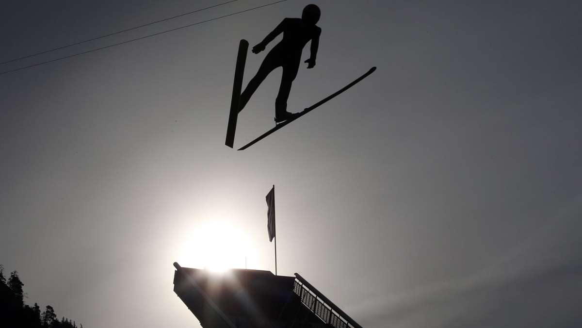  An diesem Mittwoch beginnt die Vierschanzentournee in Oberstdorf, die renommierteste jährliche Veranstaltung für Skispringer. Nur ein Springer konnte sie fünfmal gewinnen. Wissen Sie wer’s war? 