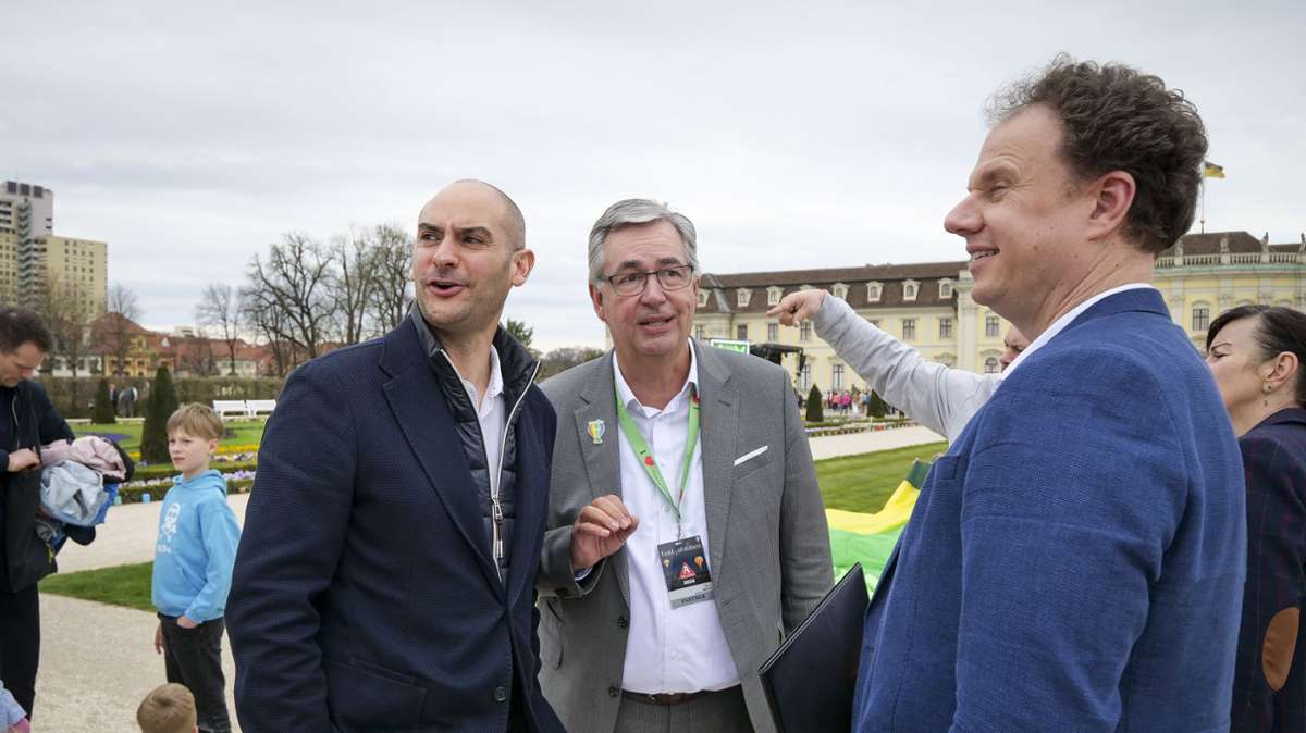 Finanzminister Danyal Bayaz, Landrat Dietmar Allgaier und der Oberbürgermeister Matthias Knecht (von links) schauen sich um.