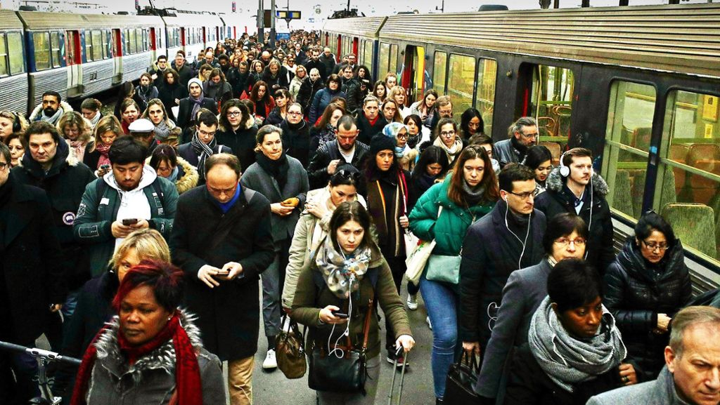  Eisenbahner, Lotsen und Beamte legen Frankreich lahm. Der Widerstand gegen Präsident Emmanuel Macron wächst. 