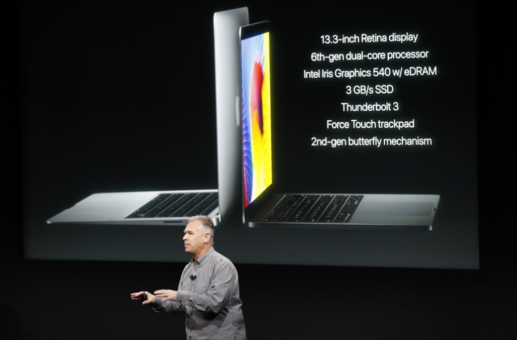 Ein Vergleich zwischen dem MacBook Air (links) und dem neuen MacBook Pro 13 Zoll, das deutlich kleiner und kompakter ist.