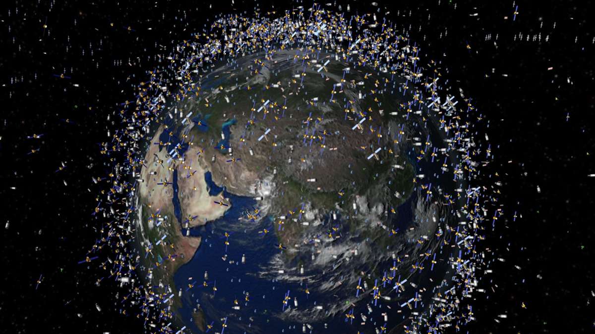 Netzreaktionen zum Weltraumschrott: „Wäre nett, wenn man das nächste Mal einen Mülleimer mit nach oben nimmt“