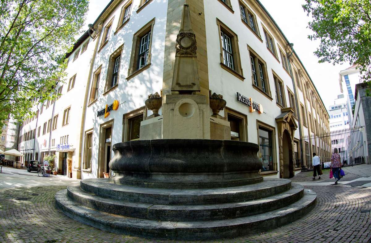 Der markante Kanzleibogenbrunnen von 1778 am Prinzenbau soll saniert werden – unterstützt von der Stiftung Stuttgarter Brünnele. Im nächsten Jahr könnte es losgehen. Der Entwurf zu dem Brunnen stammt von Hofbaumeister Ferdinand Heinrich Fischer. Der Obelisk wurde zuletzt 1910 restauriert, 1929 die beiden Stufenwasen.