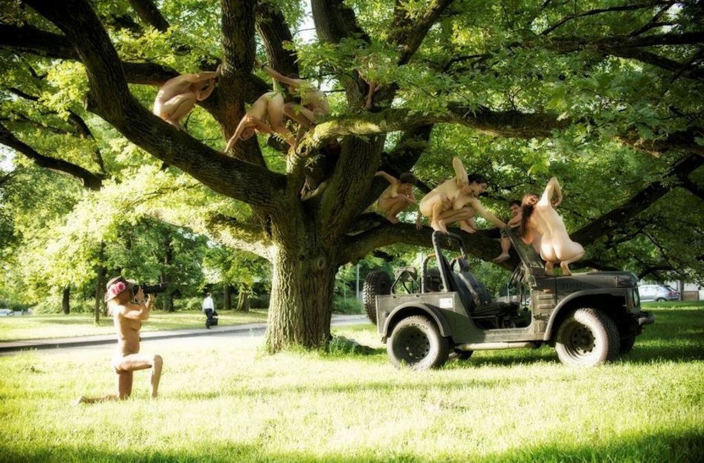 Für die Aktion der Kunstakademie Stuttgart ließen Freiwillige die Hüllen fallen. Hier wie die Affen in einem Baum in Stuttgart.