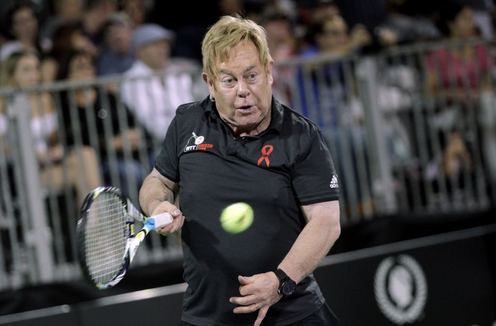 Kein Tennisprofi, aber er traut sich trotzdem auf den Platz: Elton John beim Benefiz-Konzert für seine Aids-Stiftung am Montag in Las Vegas.