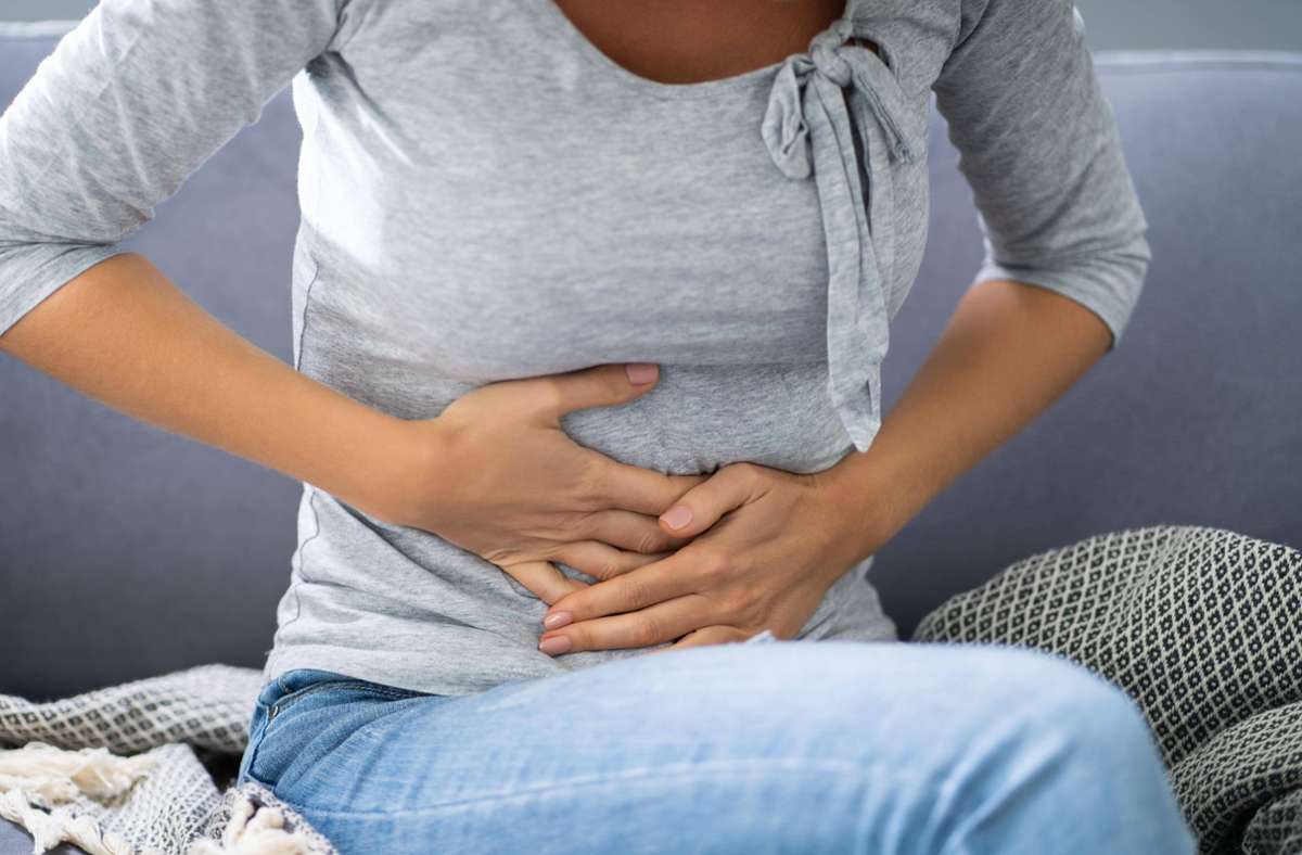 Eine akute Gastritis macht sich durch Schmerzen in der Magengegend bemerkbar. Der Oberbauch reagiert empfindlich auf Druck. Foto: imago//Andrey Popov