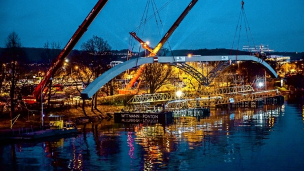 Spektakulärer Transport in Stuttgart: Die schwimmende Brücke erreicht ihr Ziel