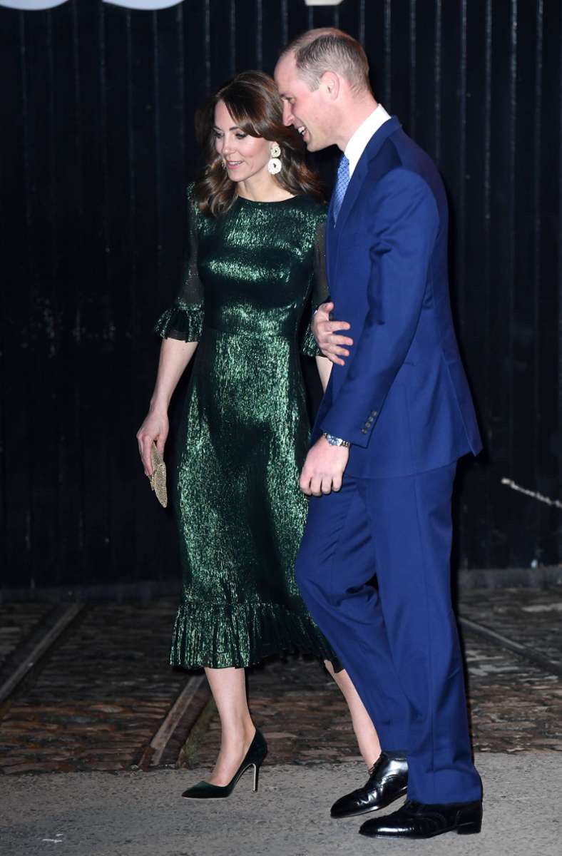 ... die Frau ihres Cousins, Herzogin Kate, zeigte das Kleid erst 2020 bei einem Besuch der Dubliner Kultbrauerei Guinness. Es war aber Kate, die für den Look von der Vogue den Titel „Kleid des Jahrzehnts“ einheimste.