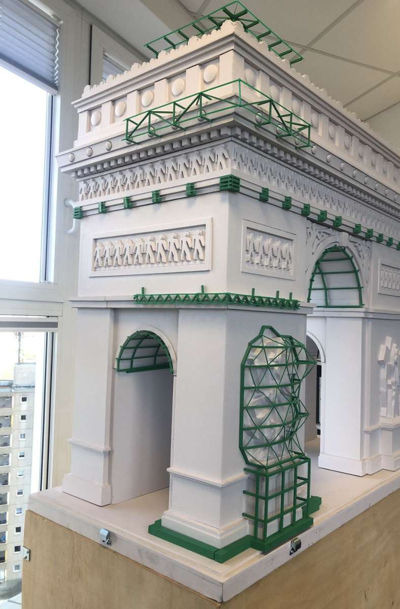 Dieses Modell aus Holz ist 1,50 Meter groß, die grünen Stahlbau-Elemente wurden mit dem 3-D-Drucker gedruckt.