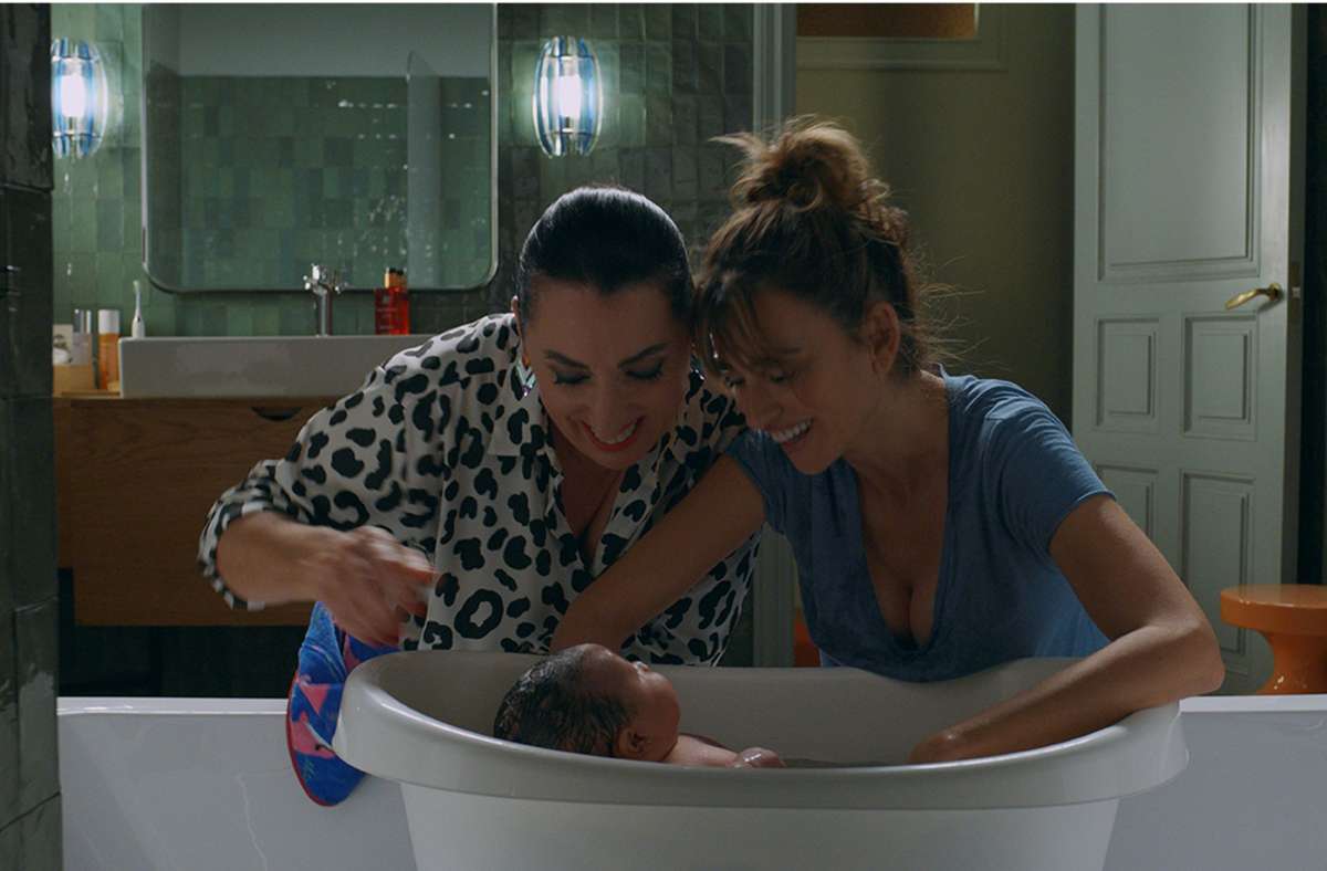 Janis (Penélope Cruz, rechts) zeigt ihrer Freundin Elena (Rossy de Palma) ihr Baby