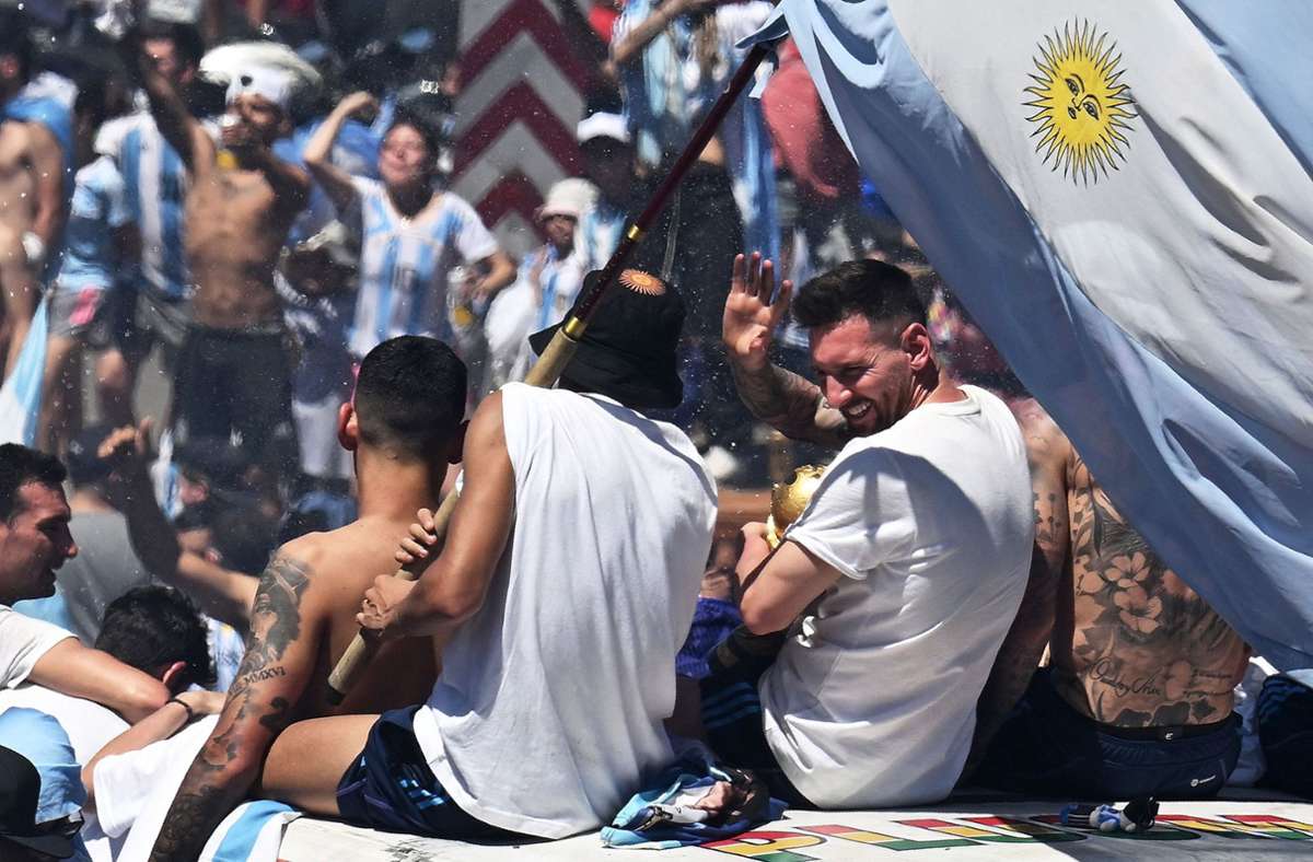 In Buenos Aires haben nach Angaben der Polizei rund fünf Millionen Fans die Fußball-Weltmeister um Superstar Lionel Messi gefeiert.