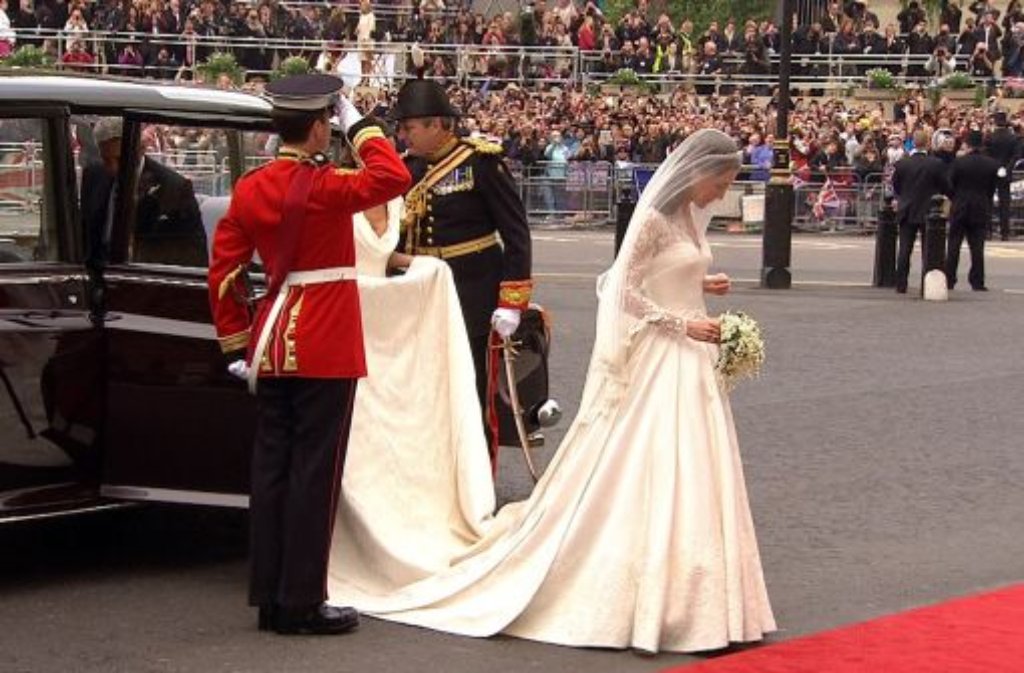Kate Middleton steigt in ihrem Kleid von Sarah Burton aus dem Hause Alexander McQueen aus der Limousine.
