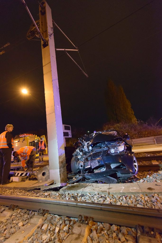 Am Donnerstagabend geriet ein BMW-Fahrer mit seinem Wagen am Löwentor auf die Stadtbahngleise.