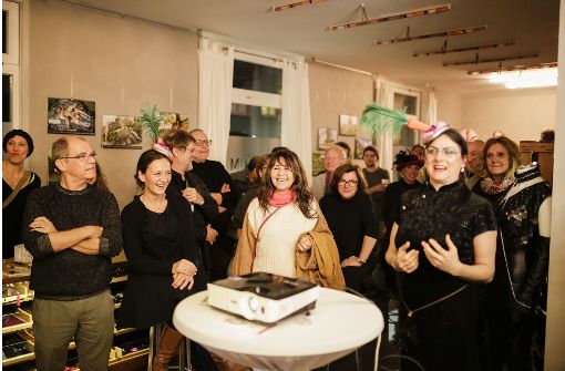 Die Künstlerin Justyna Koeke (rechts), die in der Erotik-Boutique Frau Blum am Donnerstagabend den Stuttgarter Nacktkalender „Kesselsafari“ vorgestellt hat, sucht Männer, die bei ihrer   Aktion „Ich bin kein Freier“ mitmachen. Foto: Andreas Engelhard