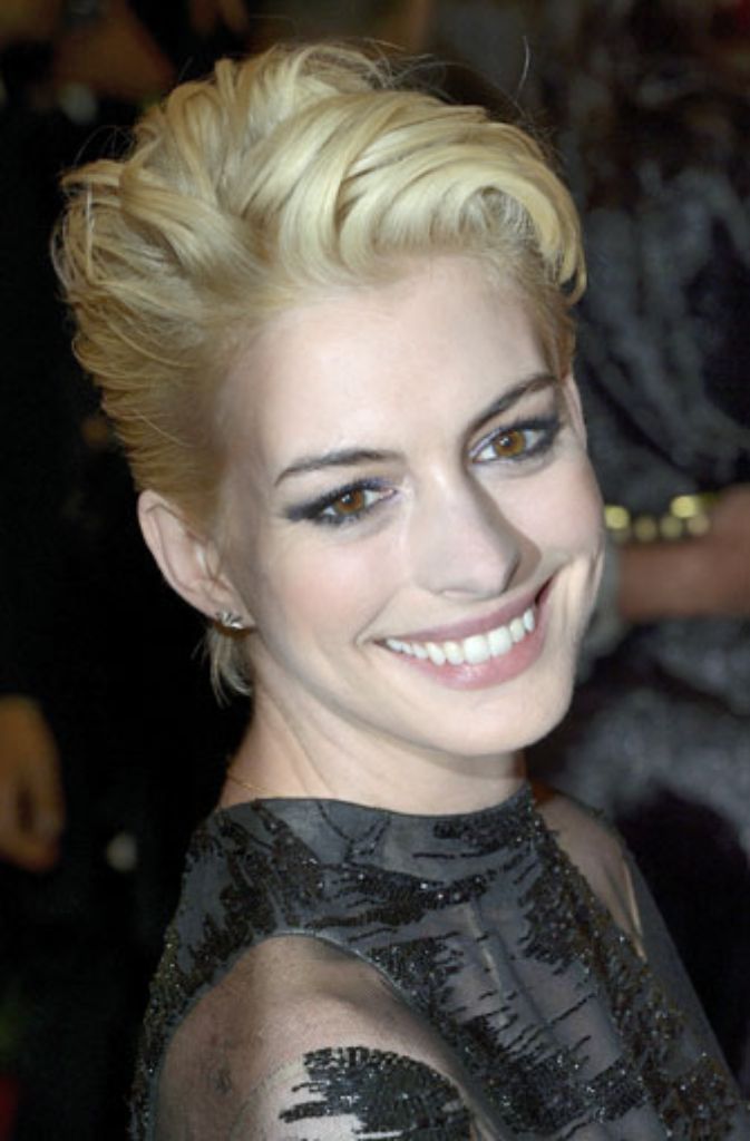 "Blondinen haben mehr Spaß", muss sich Anne Hathaway gedacht haben. Zum Met Ball in New York erschien die Schauspielerin passend zum Motto "Punk: Chaos to Couture" mit wasserstoffblond gefärbten Haaren.