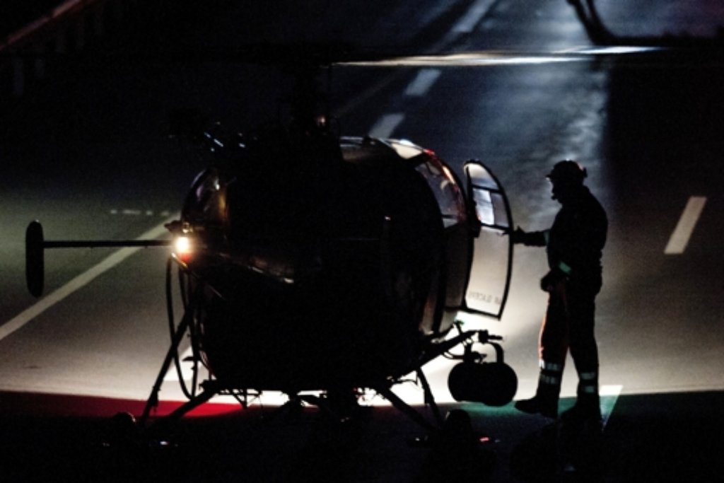A rescue helicopter stands in front of the tunnel entrance after a bus crashed in the tunnel, in Sierre, Switzerland, early Wednesday, March 14, 2012. According to media reports more than 20 people have been killed when the bus from Belgium crashed inside the tunnel. (Foto:Keystone, Laurent Gillieron/AP/dapd)