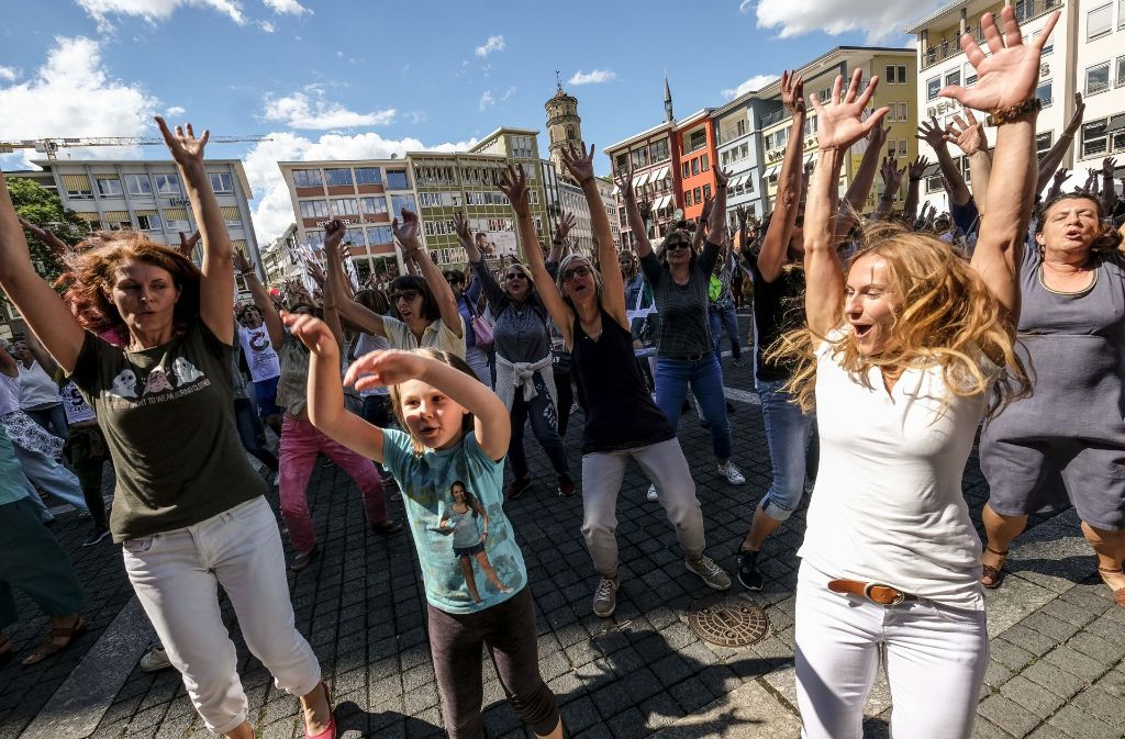 Freitagnachmittag in der Innenstadt: öffentliches Warm Up für das Tanzfestival Colours