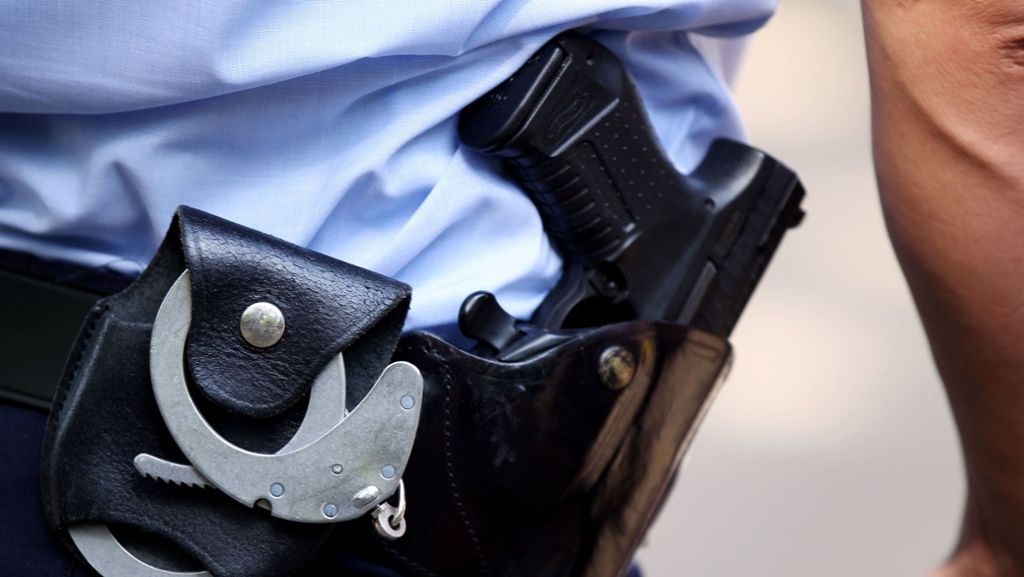 Heikle Situation in Winnenden: Polizisten ziehen die  Dienstwaffen