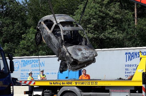 Die Frau konnte aus dem brennenden Wagen gerettet werden. Foto: 7aktuell.de/Alexander Hald