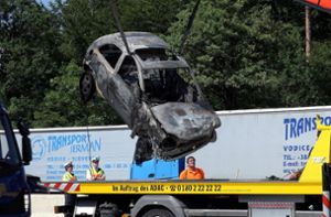Auto fängt nach Unfall Feuer