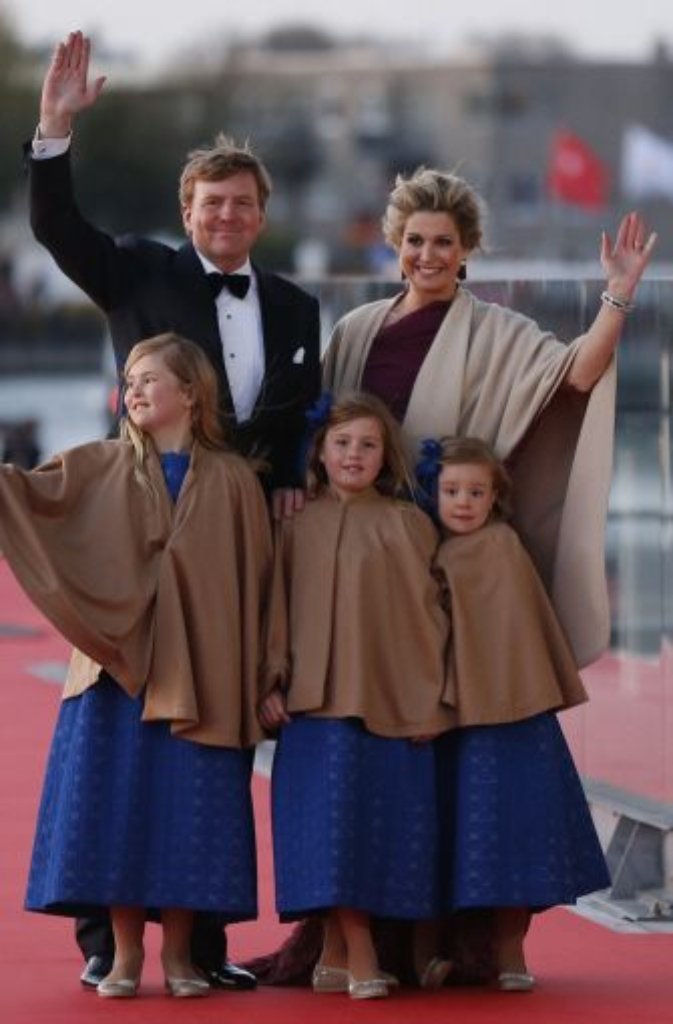 Ganz die Mama: König Willem-Alexander der Niederlande und seine Frau Máxima haben ein ganzes Drei-Meisjes-(Königs-)Haus zustande gebracht. Thronfolgerin Amalia (geboren 2003) und ihre Schwestern Alexia (geboren 2005) und Ariane (geboren 2007).