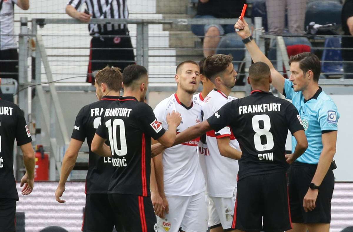 77 Fouls hat der VfB am den bisherigen sieben Gegnern in der Bundesligasaison insgesamt begangen. Neun Team haben mehr foul gespielt, Spitzenreiter ist der 1. FSV Mainz 05 mit 103 Vergehen. 15 Gelbe Karten kassierte der VfB, Ligaschnitt sind 12,6. Dazu kommt eine Rote Karte. 82-mal wurden Spieler des VfB gefoult.