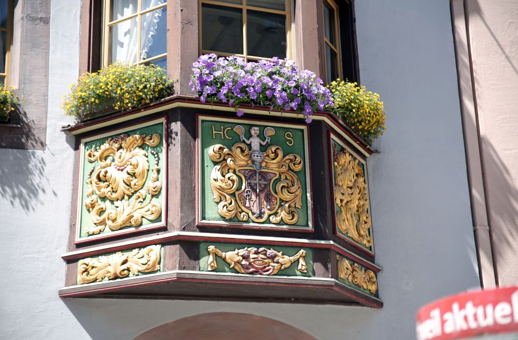 In der Innenstadt finden sich überall alte Wappen und bunt verzierte Häuser.