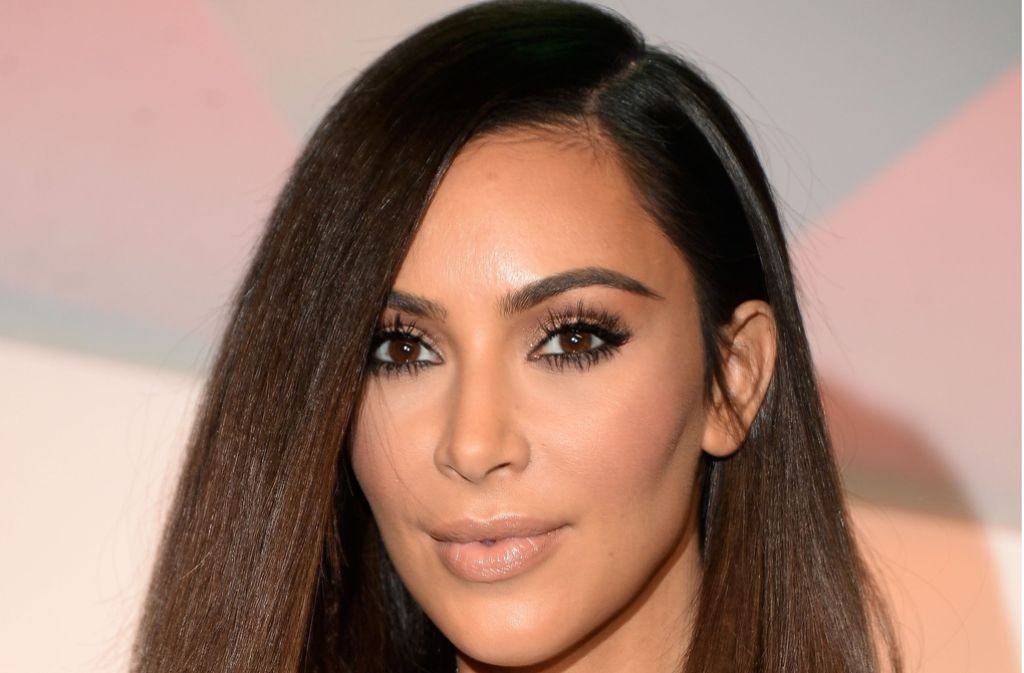 Kim Kardashian: Kim (35) ist das bekannteste Mitglied des Clans. Bekannt wurde sie dank ihrer damals besten Freundin und TV-Kollegin Paris Hilton, die sie auf rote Teppiche mitnahm. Dazu kamen ein Sexvideo und inzwischen auch ihre Ehe mit Rap-Superstar Kanye West, mit dem sie zwei Kinder hat.